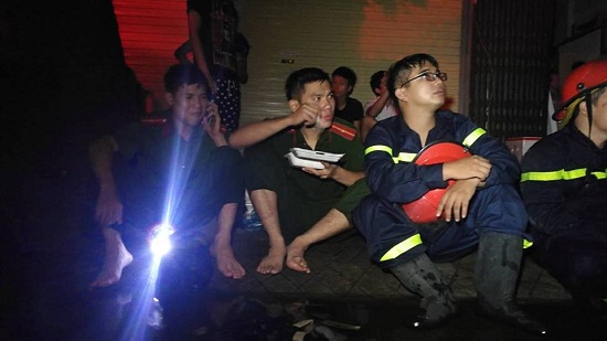 Tin tức - Vụ cháy ở Đê La Thành: Xúc động hình ảnh lính cứu hỏa ăn vội gói xôi lúc nửa đêm (Hình 5).