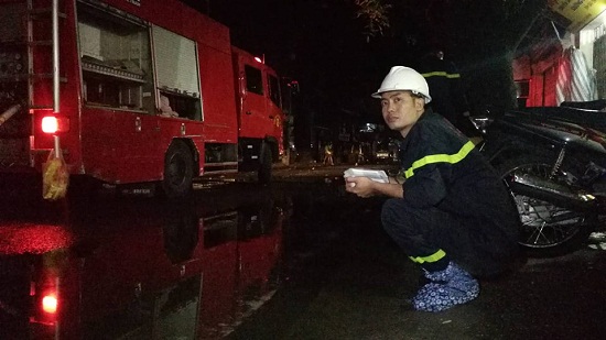 Tin tức - Vụ cháy ở Đê La Thành: Xúc động hình ảnh lính cứu hỏa ăn vội gói xôi lúc nửa đêm (Hình 6).