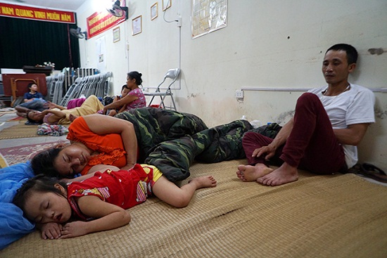 Tin tức - Vụ cháy ở Đê La Thành: Xót xa cảnh người dân nằm ngủ dưới nền đất lạnh (Hình 6).