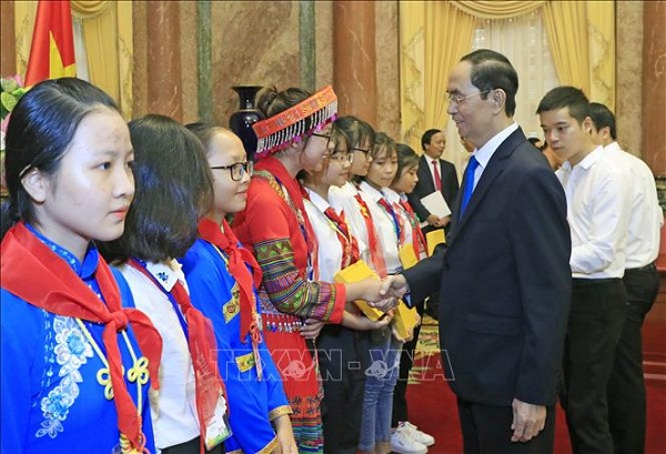 Tin tức - Chủ tịch nước Trần Đại Quang luôn dành tấm lòng yêu thương cho thiếu niên, nhi đồng (Hình 10).