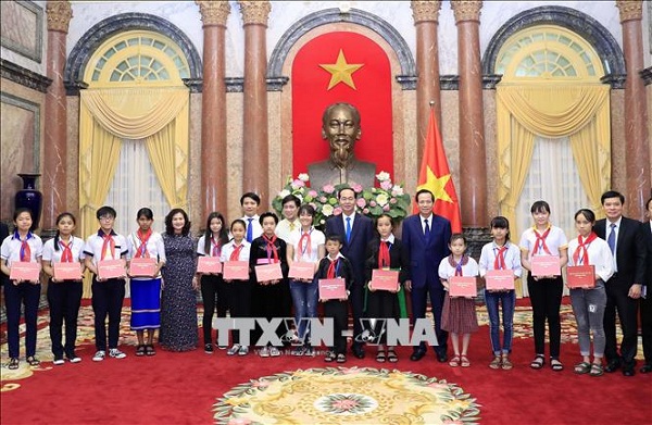 Tin tức - Chủ tịch nước Trần Đại Quang luôn dành tấm lòng yêu thương cho thiếu niên, nhi đồng (Hình 13).