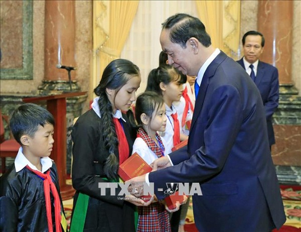 Tin tức - Chủ tịch nước Trần Đại Quang luôn dành tấm lòng yêu thương cho thiếu niên, nhi đồng (Hình 14).