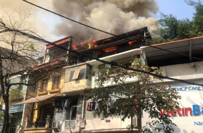 Tin tức - Cháy lớn trên phố cổ Hà Nội ngày 23 Tết, nghi do đốt vàng mã cúng ông Công ông Táo