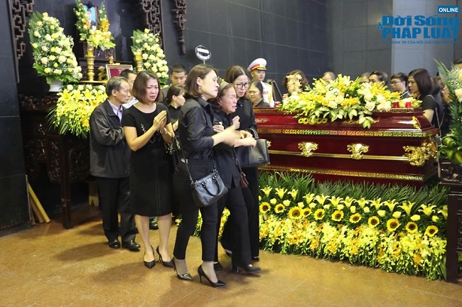 Tin trong nước - Người thân khóc nghẹn tại tang lễ Thứ trưởng bộ GD-ĐT Lê Hải An (Hình 3).
