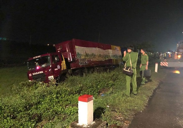 Tin trong nước - Thanh Hóa: Container tông xe máy làm 2 người thương vong lúc rạng sáng