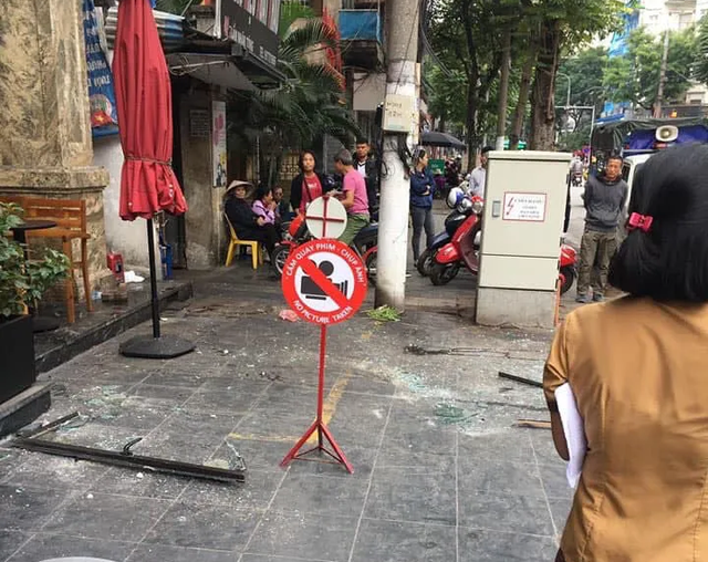 Tin trong nước - Hà Nội: Cửa kính khách sạn bất ngờ rơi xuống đường, 3 người bị thương