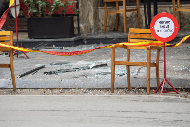 Tin trong nước - Hà Nội: Cửa kính khách sạn bất ngờ rơi xuống đường, 3 người bị thương (Hình 2).
