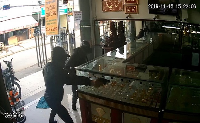 Tin trong nước - Vụ nổ súng cướp tiệm vàng ở TP.HCM: Camera hé lộ điều bất ngờ về nghi phạm