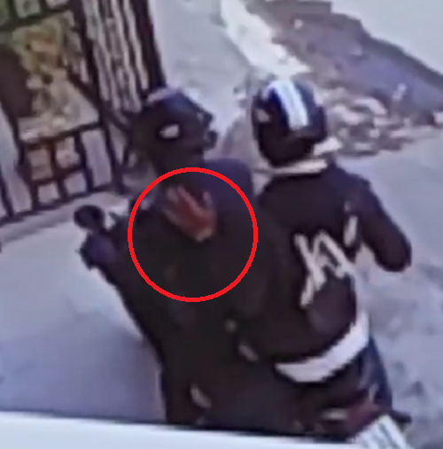 Tin trong nước - Vụ nổ súng cướp tiệm vàng ở TP.HCM: Camera hé lộ điều bất ngờ về nghi phạm (Hình 2).