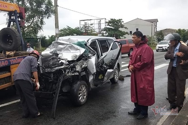 Tin trong nước - Tin tức tai nạn giao thông mới nhất hôm nay 20/11/2019: Xe khách tông xe tải, 3 người bị thương (Hình 2).