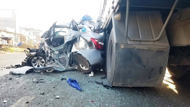 Tin trong nước - Tin tức tai nạn giao thông mới nhất hôm nay 20/11/2019: Xe khách tông xe tải, 3 người bị thương (Hình 3).