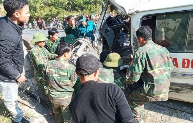 Tin trong nước - Xe chở đoàn nghệ thuật tình thương đâm vào vách núi, 7 người thương vong