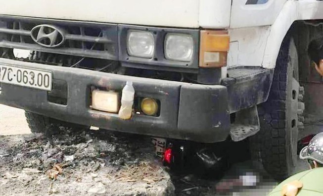 Tin trong nước - Tin tai nạn giao thông mới nhất ngày 18/12/2019: Va chạm với xe tải, nữ sinh lớp 10 tử vong (Hình 4).