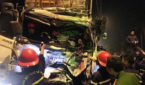 Tin trong nước - Tin tai nạn giao thông mới nhất ngày 1/1/2020: Giải cứu tài xế trong cabin xe tải bẹp dúm