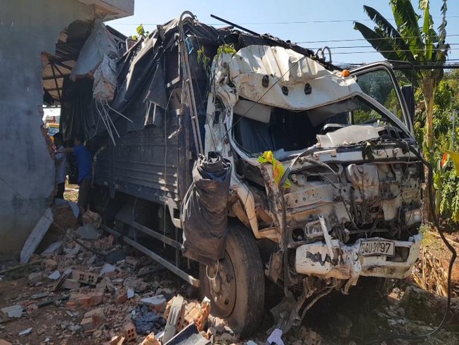 Tin trong nước - Xe tải mất lái tông sập nhà dân, 5 người trong gia đình may mắn thoát nạn