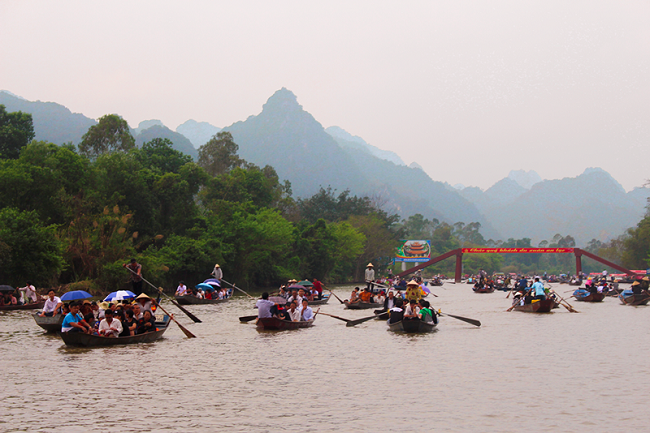 Pháp luật - Bắt 6 'cò mồi' chuyên bám xe khách du lịch, chèo kéo người dân đi đò tại chùa Hương (Hình 2).