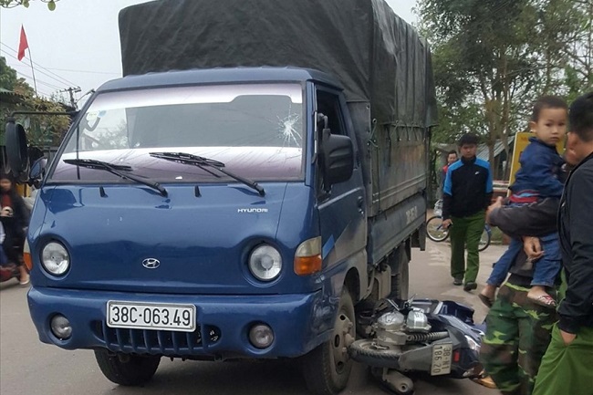 Pháp luật - Hà Tĩnh: Bắt tài xế chở xe gỗ lậu tông 2 chiến sĩ CSGT bị thương 