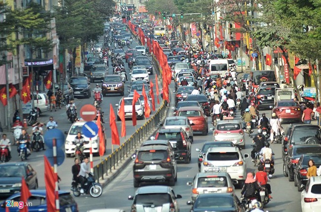 Tin tức - Người du xuân nhích từng bước vì đường phố Hà Nội kẹt cứng trở lại