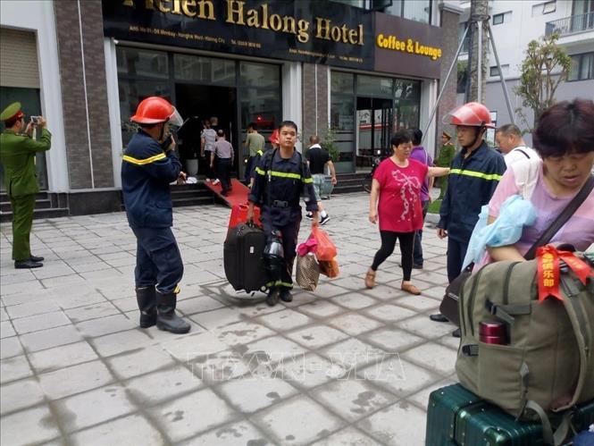 Tin trong nước - Quảng Ninh: Giải cứu thành công 5 du khách nước ngoài mắc kẹt trong đám cháy khách sạn (Hình 2).