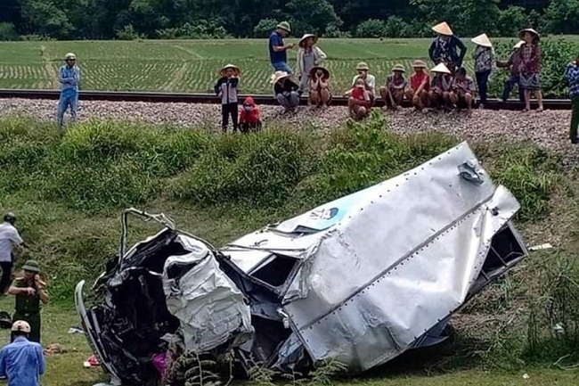 Tin trong nước - Hà Tĩnh: Cố băng qua đường ray, xe tải bị tàu hỏa đâm nát bét