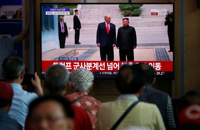 Tin thế giới - Hình ảnh cuộc gặp lịch sử của Tổng thống Donald Trump và nhà lãnh đạo Kim Jong-un tại biên giới Hàn -Triều (Hình 7).