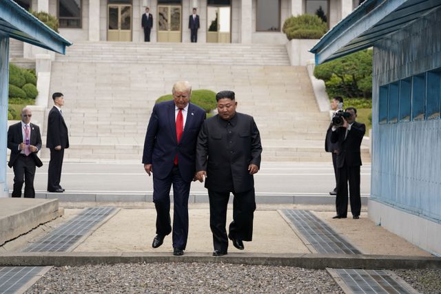 Tin thế giới - Hình ảnh cuộc gặp lịch sử của Tổng thống Donald Trump và nhà lãnh đạo Kim Jong-un tại biên giới Hàn -Triều (Hình 4).