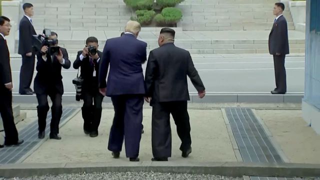 Tin thế giới - Hình ảnh cuộc gặp lịch sử của Tổng thống Donald Trump và nhà lãnh đạo Kim Jong-un tại biên giới Hàn -Triều (Hình 3).