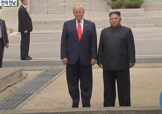 Tin thế giới - Hình ảnh cuộc gặp lịch sử của Tổng thống Donald Trump và nhà lãnh đạo Kim Jong-un tại biên giới Hàn -Triều (Hình 5).