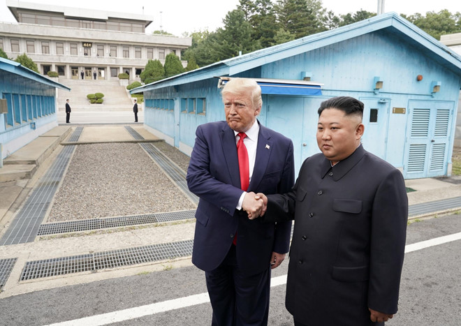 Tin thế giới - Hình ảnh cuộc gặp lịch sử của Tổng thống Donald Trump và nhà lãnh đạo Kim Jong-un tại biên giới Hàn -Triều
