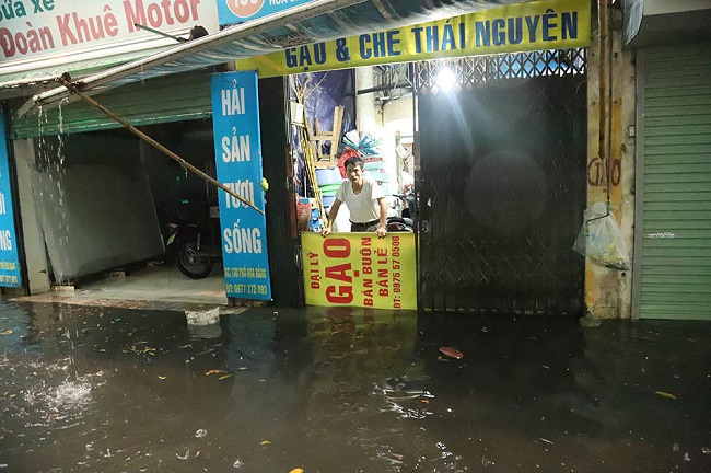 Tin trong nước - Hà Nội đón mưa lớn giải nhiệt sau nhiều ngày nắng nóng, đường phố bỗng 'hóa thành sông'