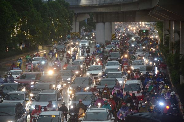Tin trong nước - Hà Nội đón mưa lớn giải nhiệt sau nhiều ngày nắng nóng, đường phố bỗng 'hóa thành sông' (Hình 4).