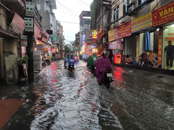 Tin trong nước - Hà Nội đón mưa lớn giải nhiệt sau nhiều ngày nắng nóng, đường phố bỗng 'hóa thành sông' (Hình 3).