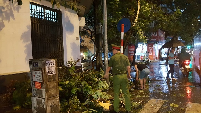 Tin trong nước - Hà Nội đón mưa lớn giải nhiệt sau nhiều ngày nắng nóng, đường phố bỗng 'hóa thành sông' (Hình 8).