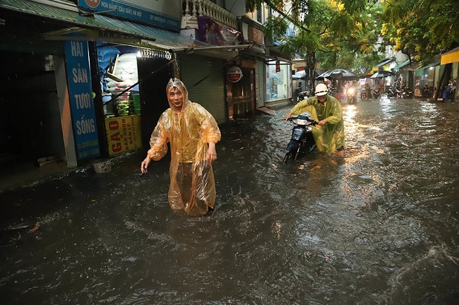 Tin trong nước - Hà Nội đón mưa lớn giải nhiệt sau nhiều ngày nắng nóng, đường phố bỗng 'hóa thành sông' (Hình 5).