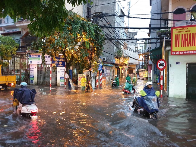 Tin trong nước - Hà Nội đón mưa lớn giải nhiệt sau nhiều ngày nắng nóng, đường phố bỗng 'hóa thành sông' (Hình 6).