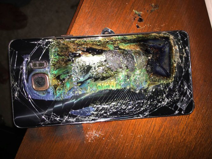 Sức khoẻ - Làm đẹp - Vừa dùng điện thoại vừa sạc pin, thiết bị bất ngờ phát nổ khiến cô gái tử vong