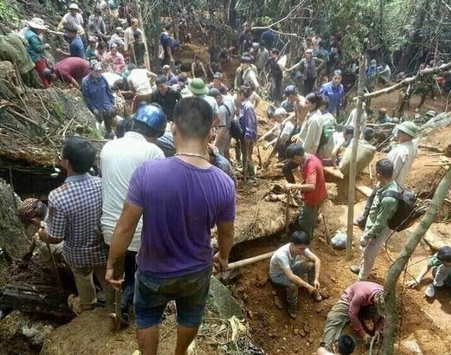 Tin trong nước - Yên Bái: Hàng nghìn người dân đổ lên núi tìm kiếm viên đá trị giá 5 tỷ đồng