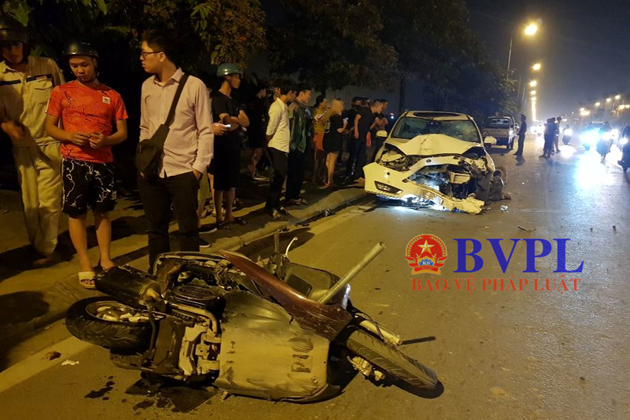 Tin trong nước - Hà Nội: Ô tô kéo lê xe máy cả trăm mét, tông đổ cột điện trong đêm