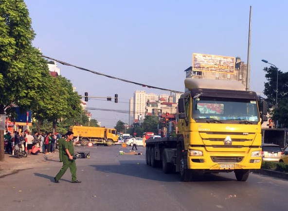 Tin trong nước - Hà Nội: Ô tô kéo lê xe máy cả trăm mét, tông đổ cột điện trong đêm (Hình 2).