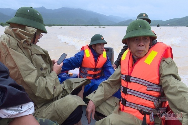 Tin trong nước - Quảng Bình: Đi thăm dân vùng lũ, ca nô chở đoàn lãnh đạo huyện bất ngờ bị lật
