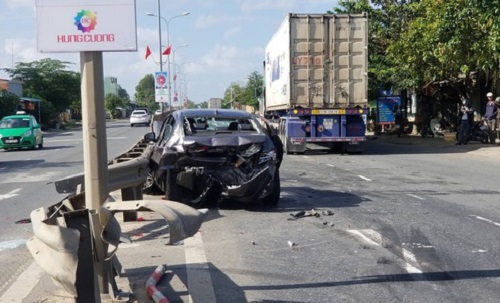 Tin trong nước - Tin tai nạn giao thông mới nhất ngày 6/1/2020: Xe container húc ô tô, 4 người nhập viện cấp cứu