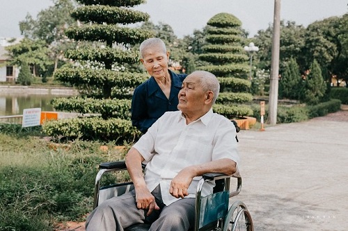 Tin tức - Chuyện tình cảm động sau bộ ảnh kỷ niệm 65 năm ngày cưới bên xe lăn