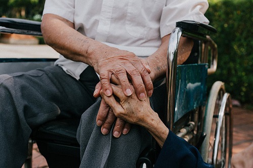 Tin tức - Chuyện tình cảm động sau bộ ảnh kỷ niệm 65 năm ngày cưới bên xe lăn (Hình 9).
