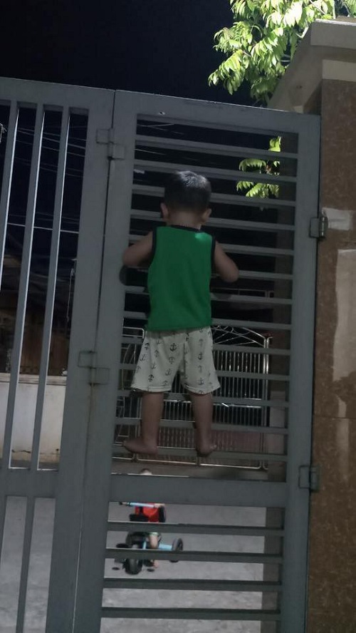 Tin tức - Bị bạn rủ rê, cậu bé 3 tuổi liều lĩnh leo cổng sắt đi chơi (Hình 3).