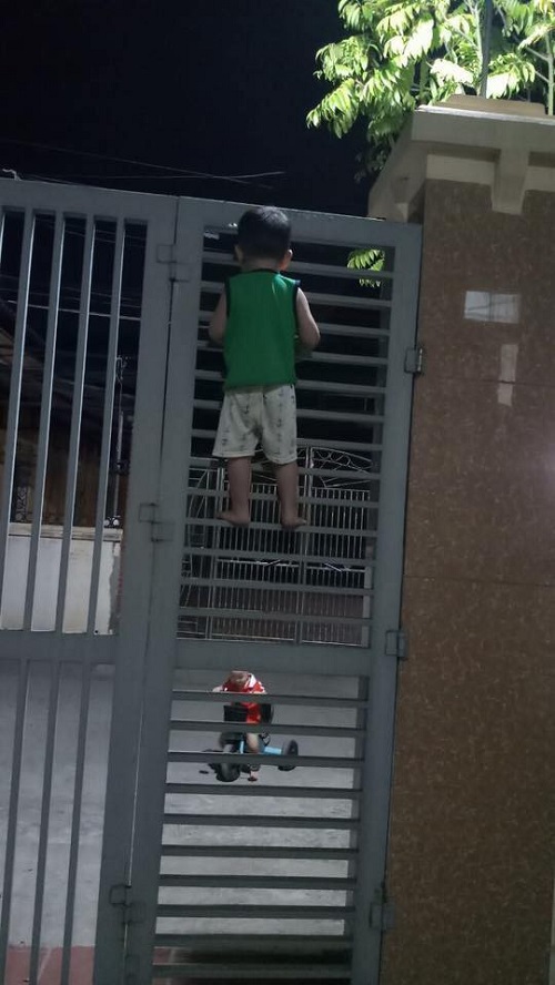 Tin tức - Bị bạn rủ rê, cậu bé 3 tuổi liều lĩnh leo cổng sắt đi chơi (Hình 4).