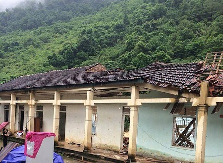 Tin tức - Nghệ An: Xót xa cảnh mưa lũ đánh sập trường học (Hình 2).