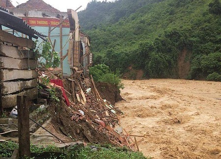 Tin tức - Nghệ An: Xót xa cảnh mưa lũ đánh sập trường học