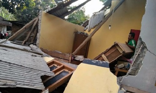 Tin tức - Indonesia: Động đất sáng sớm, 10 người tử vong, nhiều tòa nhà đổ sập