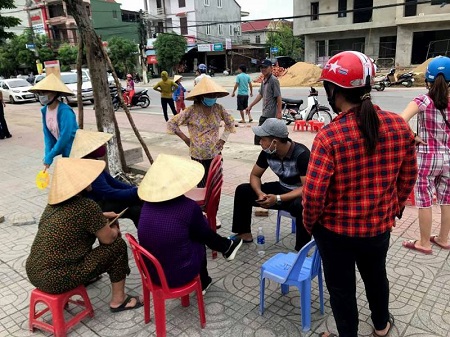 Tin tức - Những hàng gạch xếp dài trước cổng nhà thi đấu thể thao tỉnh Hà Tĩnh (Hình 3).