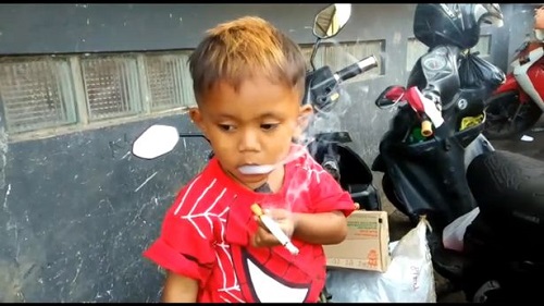 Tin tức - Video: Bé trai 2 tuổi ‘nghiện’ thuốc lá, hút 40 điếu trong ngày